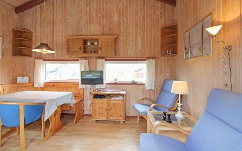 Annik - 980M to the Fjord: Meubilair, Interieur Ontwerp, Flooring, Hout, Verdieping, Plafond, Houten Vloer, Stoel, Tafel, Verlichting