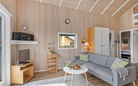 Remo - 990M to the Fjord: Hout, Interieur Ontwerp, Flooring, Meubilair, Verdieping, Kamer, Plafond, Woonkamer, Huis, Bankstel