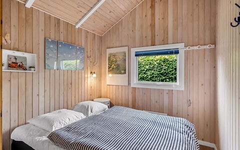 Remo - 990M to the Fjord: Hout, Huis, Slaapkamer, Interieur Ontwerp, Plafond, Bed, Hardwood, Beits, Bedding, Verblijf