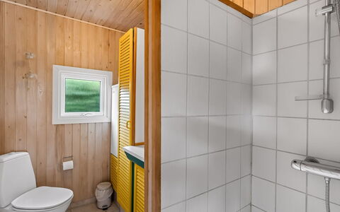 Remo - 990M to the Fjord: Flooring, Muur, Verdieping, Hout, Loodgieterswerkinrichting, Interieur Ontwerp, Wastafel In De Badkamer, Plafond, Badkamer, Wastafel