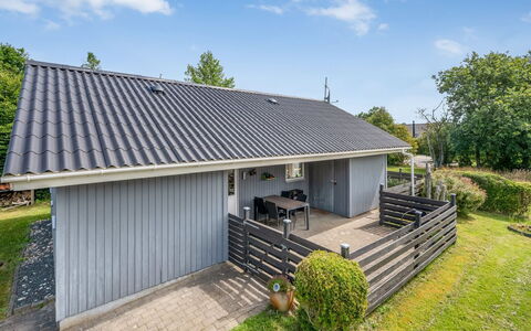 Remo - 990M to the Fjord: Huis, Dak, Huis, Siding, Verblijf, Landgoed, Schaduw, Werf, Garden Gebouwen, Tuin