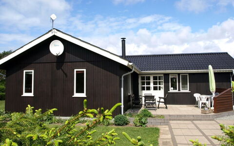 Theodor - 180M to the Fjord: Gebouw, Venster, Huis, Dak, Huis, Verblijf, Woongebied, Deur, Siding, Gazon