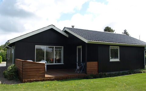 Theodor - 180M to the Fjord: Gras, Huis, Dak, Verblijf, Huis, Siding, Garden Gebouwen, Gazon, Werf, Backyard