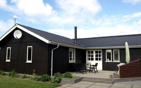 Theodor - 180M to the Fjord: Dak, Huis, Huis, Verblijf, Siding, Deur, Werf, Gazon, Boerderij, Tuin