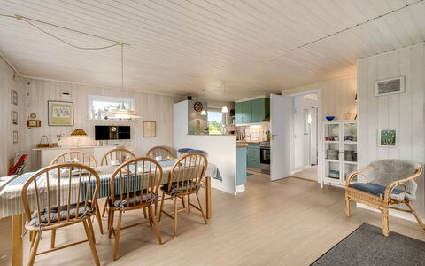 Theodor - 180M to the Fjord: Meubilair, Interieur Ontwerp, Flooring, Hout, Verdieping, Plafond, Houten Vloer, Stoel, Tafel, Verlichting