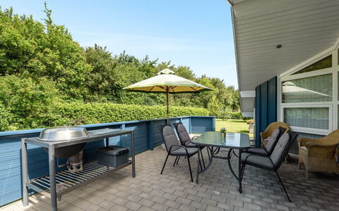 Tobbi - 1.1Km to the Fjord: Meubilair, Interieur Ontwerp, Flooring, Hout, Verdieping, Plafond, Houten Vloer, Stoel, Tafel, Verlichting