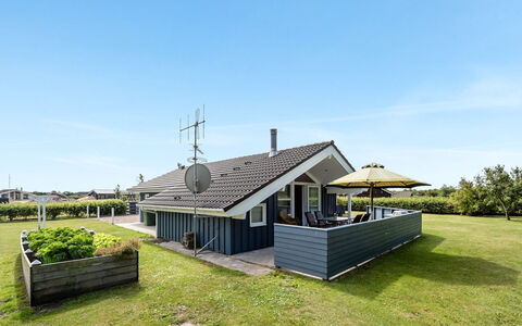 Tobbi - 1.1Km to the Fjord: Meubilair, Interieur Ontwerp, Flooring, Hout, Verdieping, Plafond, Houten Vloer, Stoel, Tafel, Verlichting