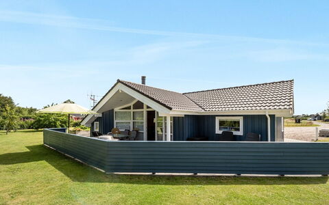 Tobbi - 1.1Km to the Fjord: Meubilair, Interieur Ontwerp, Flooring, Hout, Verdieping, Plafond, Houten Vloer, Stoel, Tafel, Verlichting