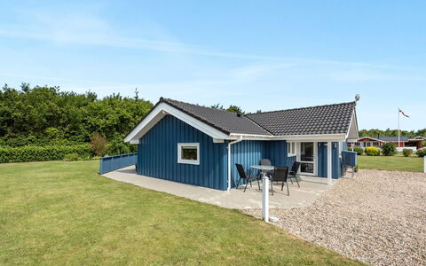 Tobbi - 1.1Km to the Fjord: Meubilair, Interieur Ontwerp, Flooring, Hout, Verdieping, Plafond, Houten Vloer, Stoel, Tafel, Verlichting