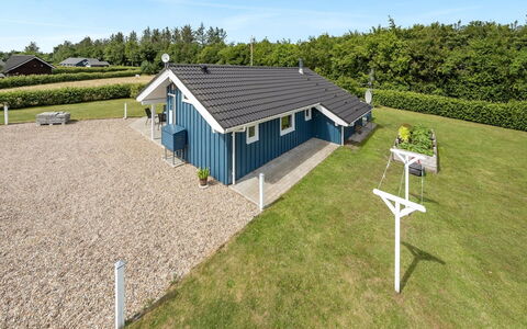 Tobbi - 1.1Km to the Fjord: Meubilair, Interieur Ontwerp, Flooring, Hout, Verdieping, Plafond, Houten Vloer, Stoel, Tafel, Verlichting