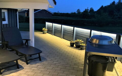 Tobbi - 1.1Km to the Fjord: Meubilair, Interieur Ontwerp, Flooring, Hout, Verdieping, Plafond, Houten Vloer, Stoel, Tafel, Verlichting