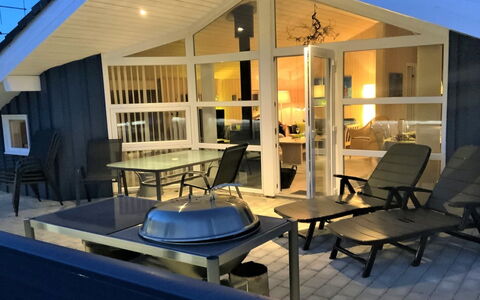 Tobbi - 1.1Km to the Fjord: Meubilair, Interieur Ontwerp, Flooring, Hout, Verdieping, Plafond, Houten Vloer, Stoel, Tafel, Verlichting
