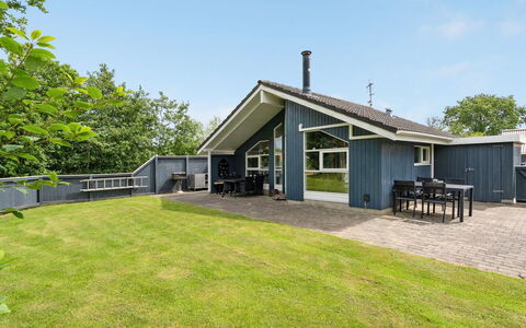 Jarik - 1.2Km to the Fjord: Meubilair, Interieur Ontwerp, Flooring, Hout, Verdieping, Plafond, Houten Vloer, Stoel, Tafel, Verlichting