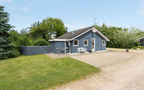 Jarik - 1.2Km to the Fjord: Meubilair, Interieur Ontwerp, Flooring, Hout, Verdieping, Plafond, Houten Vloer, Stoel, Tafel, Verlichting