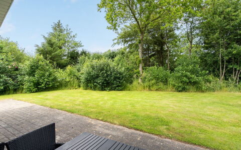 Jarik - 1.2Km to the Fjord: Meubilair, Interieur Ontwerp, Flooring, Hout, Verdieping, Plafond, Houten Vloer, Stoel, Tafel, Verlichting