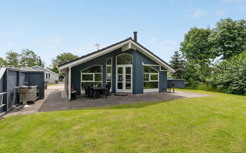Jarik - 1.2Km to the Fjord: Meubilair, Interieur Ontwerp, Flooring, Hout, Verdieping, Plafond, Houten Vloer, Stoel, Tafel, Verlichting