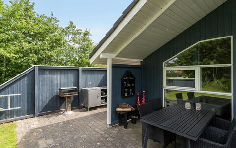Jarik - 1.2Km to the Fjord: Meubilair, Interieur Ontwerp, Flooring, Hout, Verdieping, Plafond, Houten Vloer, Stoel, Tafel, Verlichting