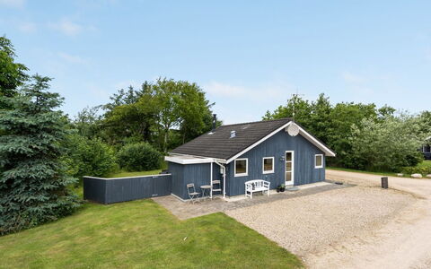 Jarik - 1.2Km to the Fjord: Meubilair, Interieur Ontwerp, Flooring, Hout, Verdieping, Plafond, Houten Vloer, Stoel, Tafel, Verlichting