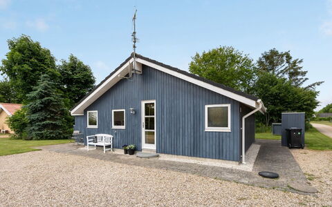 Jarik - 1.2Km to the Fjord: Meubilair, Interieur Ontwerp, Flooring, Hout, Verdieping, Plafond, Houten Vloer, Stoel, Tafel, Verlichting