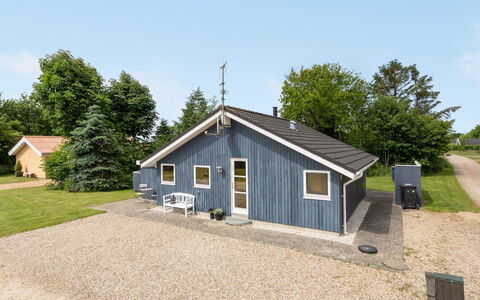 Jarik - 1.2Km to the Fjord: Meubilair, Interieur Ontwerp, Flooring, Hout, Verdieping, Plafond, Houten Vloer, Stoel, Tafel, Verlichting