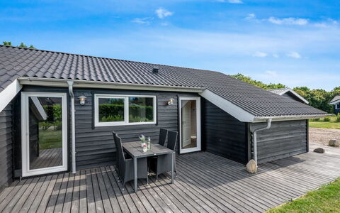 Leeve - 1.4Km to the Fjord: Dak, Huis, Huis, Verblijf, Deur, Siding, Dek, Veranda, Plank, Hardwood