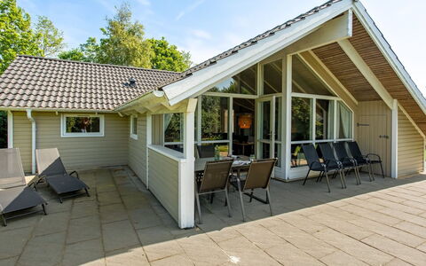 Isving - 1.1Km to the Fjord: Meubilair, Interieur Ontwerp, Flooring, Hout, Verdieping, Plafond, Houten Vloer, Stoel, Tafel, Verlichting