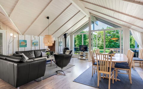 Isving - 1.1Km to the Fjord: Meubilair, Interieur Ontwerp, Flooring, Hout, Verdieping, Plafond, Houten Vloer, Stoel, Tafel, Verlichting