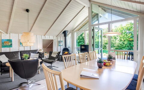 Isving - 1.1Km to the Fjord: Meubilair, Interieur Ontwerp, Flooring, Hout, Verdieping, Plafond, Houten Vloer, Stoel, Tafel, Verlichting