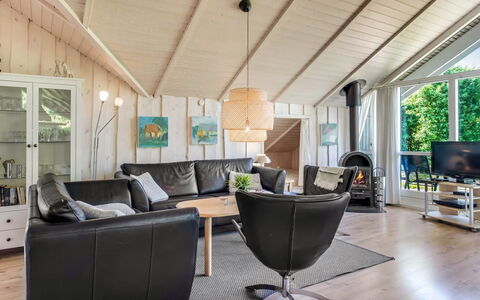 Isving - 1.1Km to the Fjord: Meubilair, Interieur Ontwerp, Flooring, Hout, Verdieping, Plafond, Houten Vloer, Stoel, Tafel, Verlichting