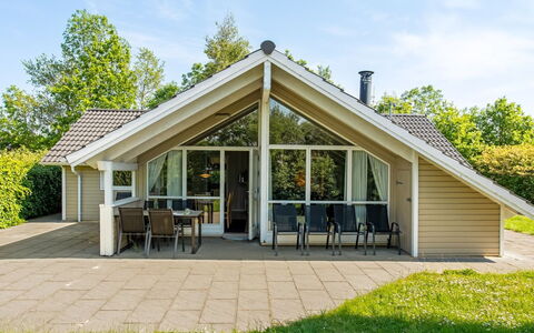 Isving - 1.1Km to the Fjord: Meubilair, Interieur Ontwerp, Flooring, Hout, Verdieping, Plafond, Houten Vloer, Stoel, Tafel, Verlichting