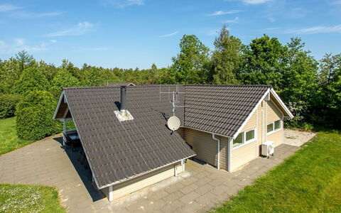 Isving - 1.1Km to the Fjord: Meubilair, Interieur Ontwerp, Flooring, Hout, Verdieping, Plafond, Houten Vloer, Stoel, Tafel, Verlichting
