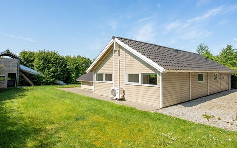 Isving - 1.1Km to the Fjord: Meubilair, Interieur Ontwerp, Flooring, Hout, Verdieping, Plafond, Houten Vloer, Stoel, Tafel, Verlichting