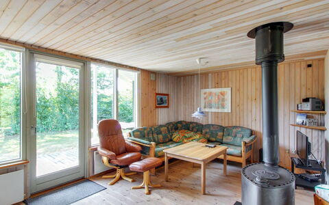 Jaane - 650M to the Fjord: Meubilair, Interieur Ontwerp, Hout, Flooring, Plafond, Verdieping, Kamer, Stoel, Tafel, Hardwood
