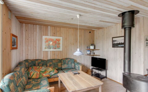 Jaane - 650M to the Fjord: Hout, Plafond, Flooring, Verdieping, Interieur Ontwerp, Meubilair, Kamer, Hardwood, Beits, Plank