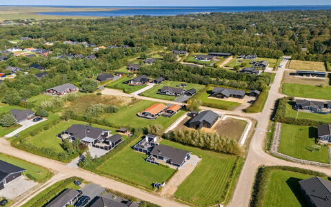 Shalin - 1.4Km to the Fjord: Meubilair, Interieur Ontwerp, Flooring, Hout, Verdieping, Plafond, Houten Vloer, Stoel, Tafel, Verlichting