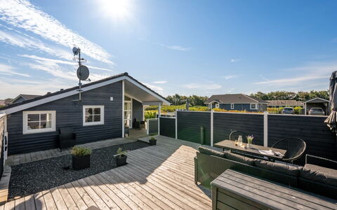 Shalin - 1.4Km to the Fjord: Meubilair, Interieur Ontwerp, Flooring, Hout, Verdieping, Plafond, Houten Vloer, Stoel, Tafel, Verlichting