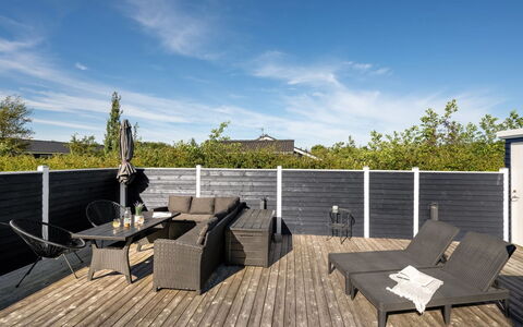 Shalin - 1.4Km to the Fjord: Meubilair, Interieur Ontwerp, Flooring, Hout, Verdieping, Plafond, Houten Vloer, Stoel, Tafel, Verlichting