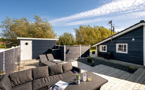 Shalin - 1.4Km to the Fjord: Meubilair, Interieur Ontwerp, Flooring, Hout, Verdieping, Plafond, Houten Vloer, Stoel, Tafel, Verlichting