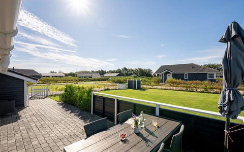 Shalin - 1.4Km to the Fjord: Meubilair, Interieur Ontwerp, Flooring, Hout, Verdieping, Plafond, Houten Vloer, Stoel, Tafel, Verlichting