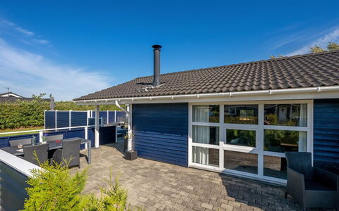 Shalin - 1.4Km to the Fjord: Meubilair, Interieur Ontwerp, Flooring, Hout, Verdieping, Plafond, Houten Vloer, Stoel, Tafel, Verlichting