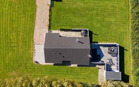 Shalin - 1.4Km to the Fjord: Meubilair, Interieur Ontwerp, Flooring, Hout, Verdieping, Plafond, Houten Vloer, Stoel, Tafel, Verlichting