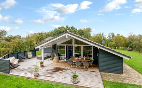 Martina - 560M to the Fjord: Huis, Dak, Verblijf, Veranda, Siding, Landgoed, Schaduw, Hardwood, Dek, Plank