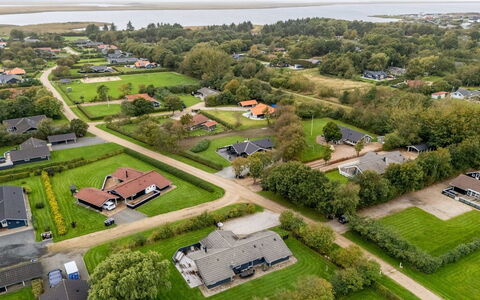 Martina - 560M to the Fjord: Woongebied, Vogelperspectief, Landschap, Huis, Huis, Luchtfotografie, Dak, Voorstad, Plain, Land Lot
