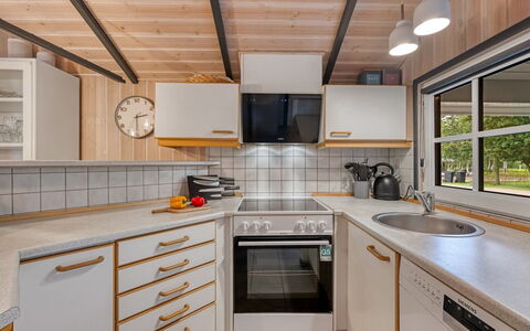 Martina - 560M to the Fjord: Keuken, Countertop, Interieur Ontwerp, Hout, Toestel Van De Keuken, Flooring, Major Appliance, Plafond, Loodgieterswerkinrichting, Gootsteen
