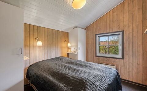Martina - 560M to the Fjord: Hout, Interieur Ontwerp, Plafond, Flooring, Verdieping, Slaapkamer, Lichte Inrichting, Verlichting, Kamer, Bed