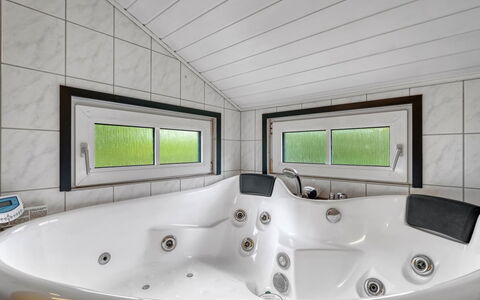 Martina - 560M to the Fjord: Loodgieterswerkinrichting, Bad, Interieur Ontwerp, Badkamer, Flooring, Plafond, Loodgieter, Verdieping, Kraan