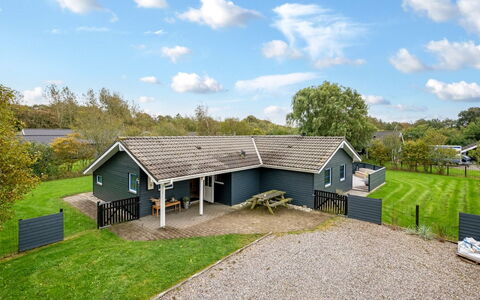 Martina - 560M to the Fjord: Huis, Huis, Dak, Verblijf, Gazon, Landgoed, Boerderij, Werf, Tuin, Landscaping