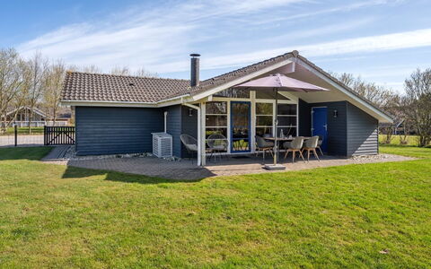Martina - 560M to the Fjord: Meubilair, Interieur Ontwerp, Flooring, Hout, Verdieping, Plafond, Houten Vloer, Stoel, Tafel, Verlichting