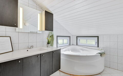 Martina - 560M to the Fjord: Meubilair, Interieur Ontwerp, Flooring, Hout, Verdieping, Plafond, Houten Vloer, Stoel, Tafel, Verlichting