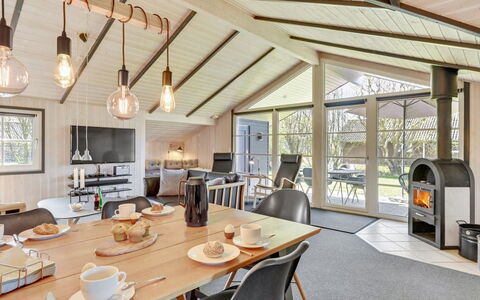Martina - 560M to the Fjord: Meubilair, Interieur Ontwerp, Flooring, Hout, Verdieping, Plafond, Houten Vloer, Stoel, Tafel, Verlichting